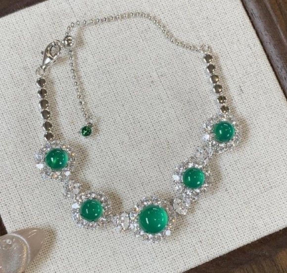 Green Chalcedony Bracelet — Light-Luxury Jade Texture, Gift Style