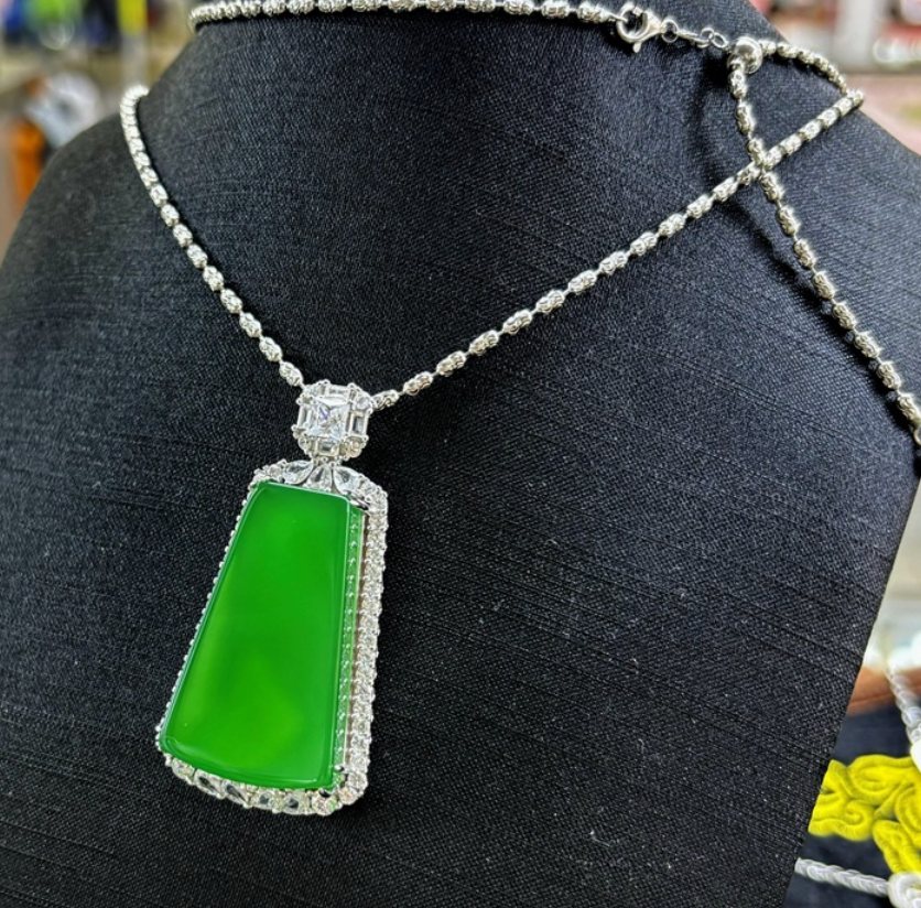 Light-Luxury Silver-Set Chalcedony Plaque Pendant Necklace