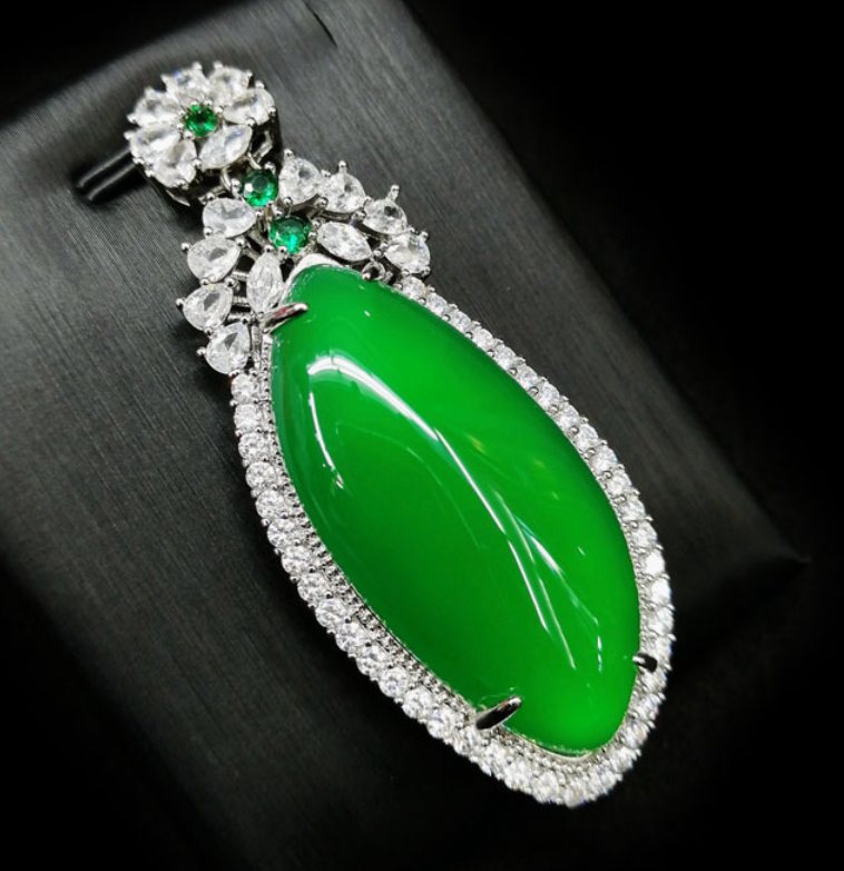 High-Ice Willow-Leaf Chalcedony Pendant Necklace